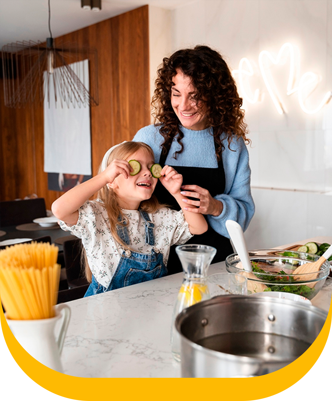 Mãe e filha se divertindo na cozinha